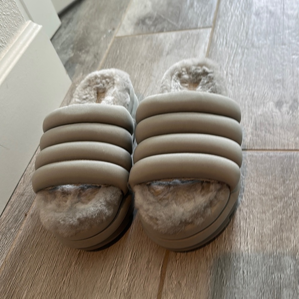 Ugg Maxi Slide size 7